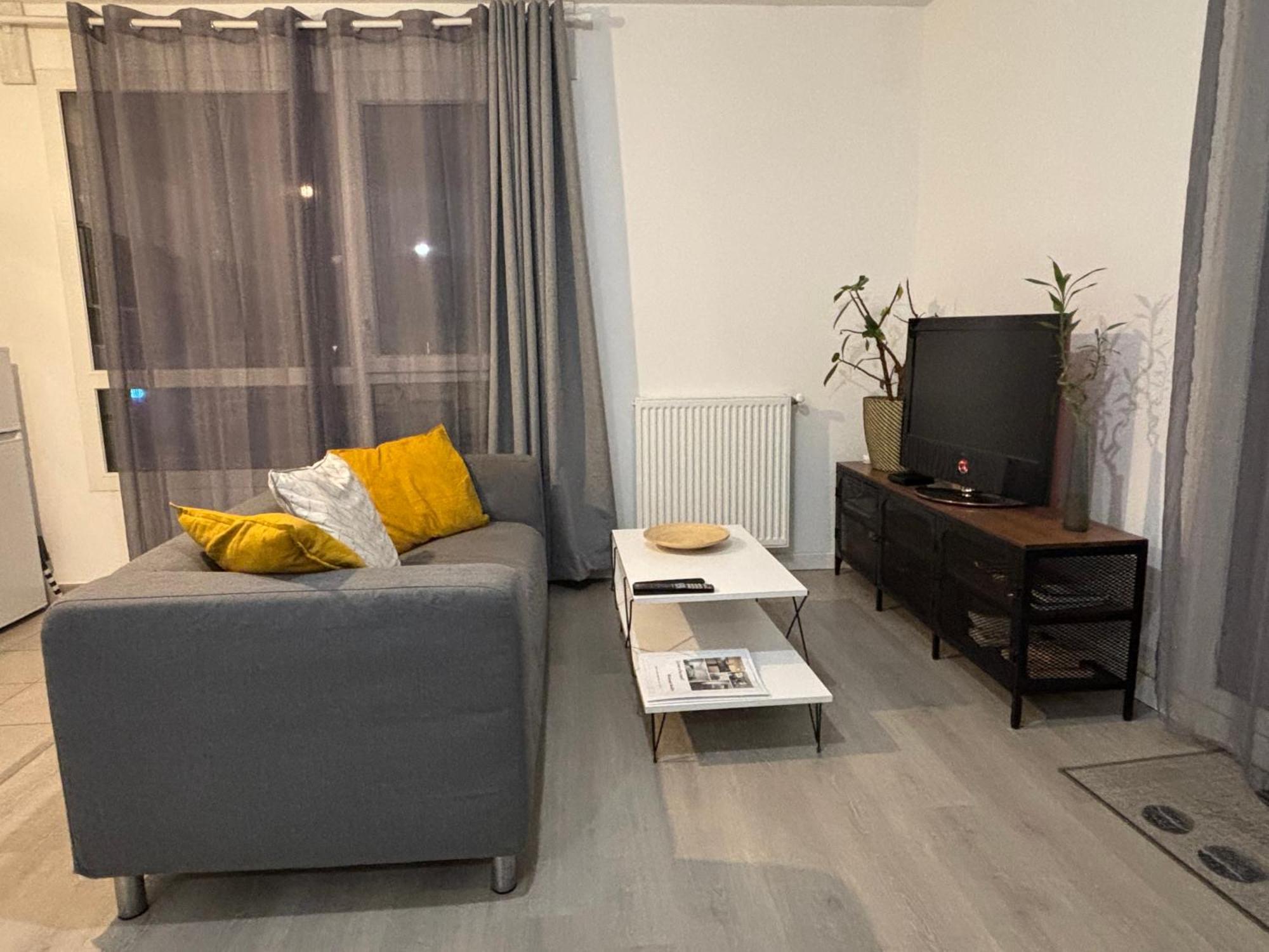 - Metro Leo Lagrange - 2 Pieces Avec Balcon * Villejuif